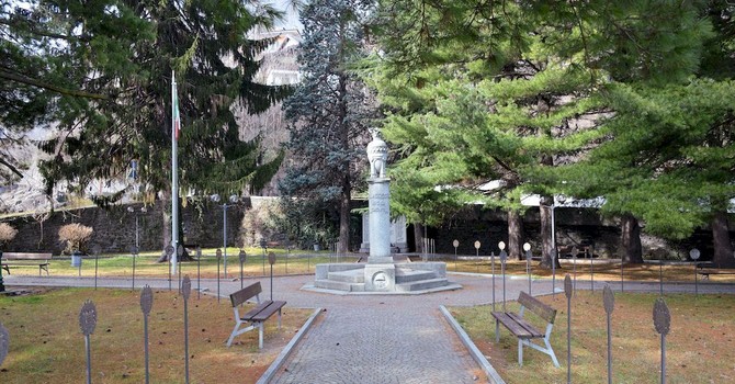 Danneggiata la corona in memoria dei caduti: "Gesto inqualificabile"
