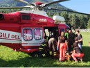 Settantaduenne cade mentre cerca funghi, recuperato ferito dall'elicottero dei Vigili del fuoco VIDEO Settantaduenne cade mentre cerca funghi, recuperato ferito dall'elicottero dei Vigili del fuoco VIDEO
