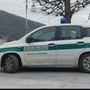 Trenta passaggi col rosso e 46 revisioni scadute rilevate nel 2025 dalla polizia locale di Mergozzo