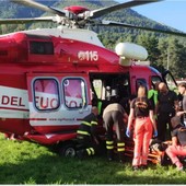 Settantaduenne cade mentre cerca funghi, recuperato ferito dall'elicottero dei Vigili del fuoco VIDEO