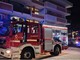 Ha un malore mentre cucina e l'appartamento viene invaso dal fumo, donna soccorsa e condominio evacuato