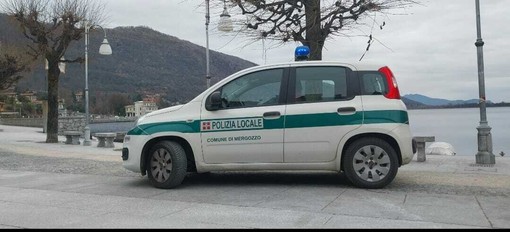 Trenta passaggi col rosso e 46 revisioni scadute rilevate nel 2025 dalla polizia locale di Mergozzo