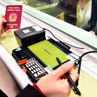 Poste italiane: tagliato il traguardo dei 100.000 passaporti rilasciati
