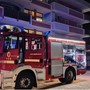 Ha un malore mentre cucina e l'appartamento viene invaso dal fumo, donna soccorsa e condominio evacuato