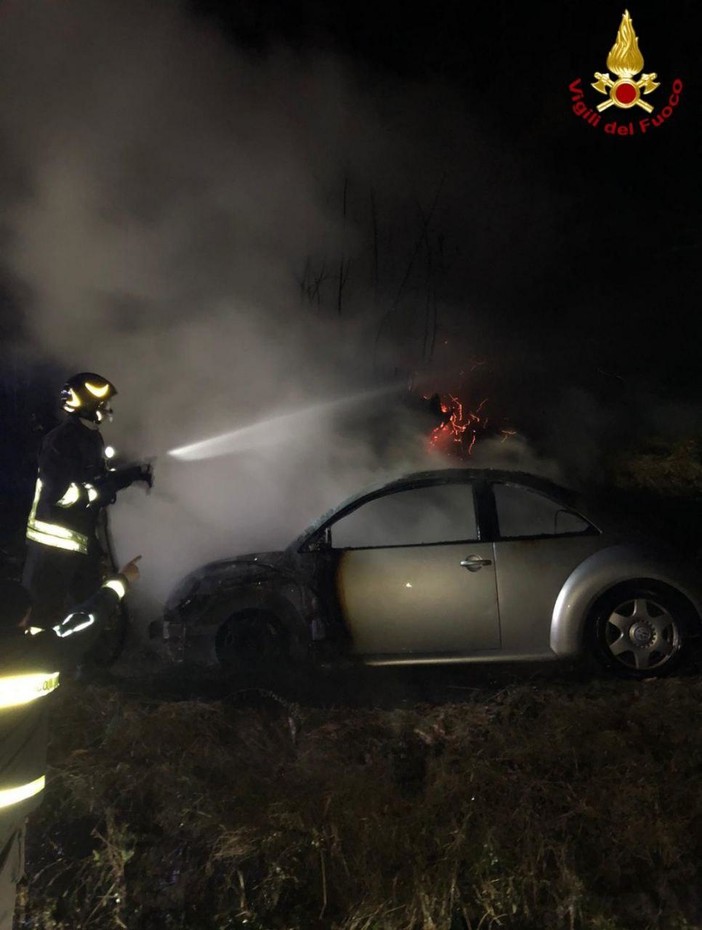 Auto in fiamme sulla strada che porta in Valle Anzasca