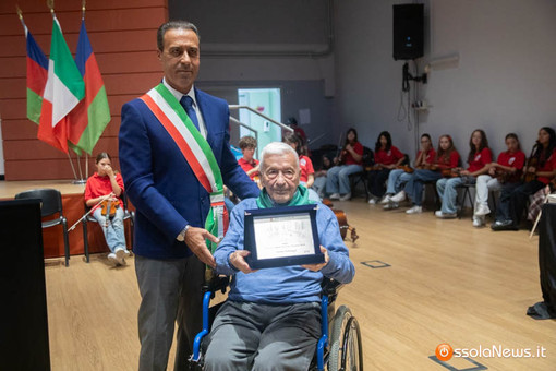 Il sindaco Lucio Pizzi e il partigiano Arialdo Catenazzi Il sindaco Lucio Pizzi e il partigiano Arialdo Catenazzi