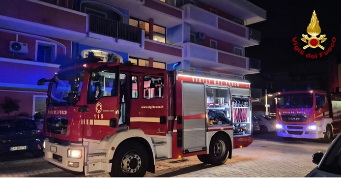 Ha un malore mentre cucina e l'appartamento viene invaso dal fumo, donna soccorsa e condominio evacuato