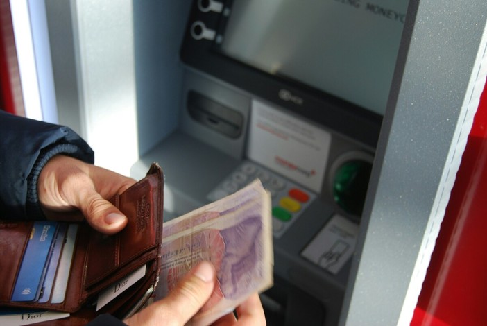Aprire un conto corrente in Svizzera: una guida strategica tra monitoraggio fiscale e regole bancarie elvetiche