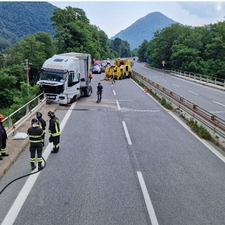 Camion va a sbattere in superstrada, disagi al traffico