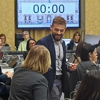 Ravello (FdI) risponde alle accuse di questo giorni, consegnando un mazzo di carte a Pentenero (Pd)