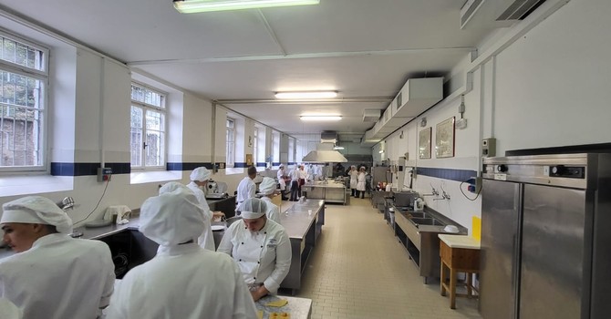 Istituto Alberghiero Rosmini: riaperto “L’Inizio”, il ristorante didattico dove gli studenti diventano professionisti Istituto Alberghiero Rosmini: riaperto “L’Inizio”, il ristorante didattico dove gli studenti diventano professionisti