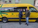 Foto: il presidente del Parco Luigi Spadone e il sindaco Fausto Dotta davanti allo scuolabus