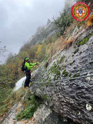 Cadarese, escursionista cade nella zona della falesia: soccorsi complessi, è grave Cadarese, escursionista cade nella zona della falesia: soccorsi complessi, è grave