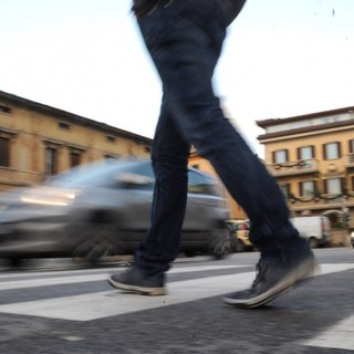 Nuovo Codice della strada, stretta sui pedoni: multa da 75 euro per chi attraversa guardando lo smartphone Nuovo Codice della strada, stretta sui pedoni: multa da 75 euro per chi attraversa guardando lo smartphone