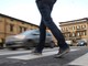 Nuovo Codice della strada, stretta sui pedoni: multa da 75 euro per chi attraversa guardando lo smartphone Nuovo Codice della strada, stretta sui pedoni: multa da 75 euro per chi attraversa guardando lo smartphone