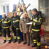 Giulio Contardi  (secondo da destra) tra i colleghi vigili del fuoco