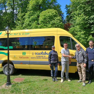 Santa Maria Maggiore, consegnato il nuovo scuolabus ibrido finanziato dal Parco Val Grande