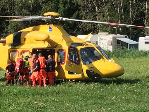 Parapendista impatta violentemente con il terreno in fase di atterraggio, soccorso da un'eliambulanza