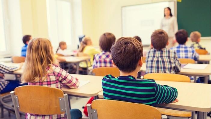 Ritorno a scuola, nuova stangata per le famiglie: fino a 1.300 euro per ogni studente Ritorno a scuola, nuova stangata per le famiglie: fino a 1.300 euro per ogni studente