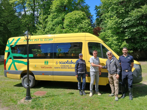 Santa Maria Maggiore, consegnato il nuovo scuolabus ibrido finanziato dal Parco Val Grande Santa Maria Maggiore, consegnato il nuovo scuolabus ibrido finanziato dal Parco Val Grande