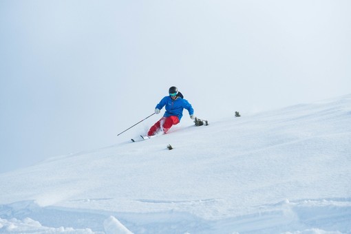 &lt;a href=&quot;https://it.freepik.com/foto-gratuito/persona-al-momento-di-sciare-sulle-alpi-in-inverno_8507230.htm#fromView=search&amp;page=1&amp;position=12&amp;uuid=f5008238-d97a-4eb4-a248-24eb0d5b10da&amp;query=sciatori&quot;&gt;Immagine di wirestock su Freepik&lt;/a&gt;