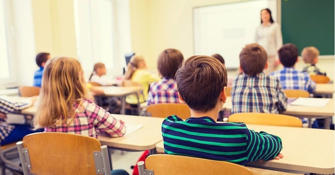 Ritorno a scuola, nuova stangata per le famiglie: fino a 1.300 euro per ogni studente Ritorno a scuola, nuova stangata per le famiglie: fino a 1.300 euro per ogni studente