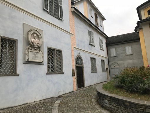 Giordano Bruno Guerri al Sacro Monte Calvario: “D’Annunzio a Fiume, un poeta al comando” Giordano Bruno Guerri al Sacro Monte Calvario: “D’Annunzio a Fiume, un poeta al comando”