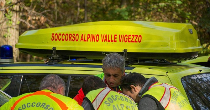 Si cala in un dirupo per salvare il cane: soccorritori al lavoro in Valle Vigezzo