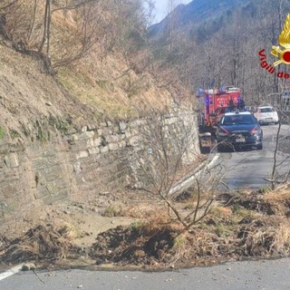 Piccolo smottamento sulla statale 337 all'altezza di Coimo