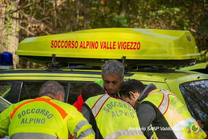 Si cala in un dirupo per salvare il cane: soccorritori al lavoro in Valle Vigezzo