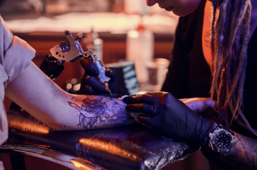 Tatuaggi e piercing, rivoluzione in Piemonte: nuove regole e contrasto agli abusivi VIDEO
