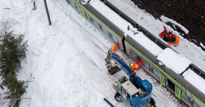 Treno deragliato in Vallese, al via i lavori di recupero del convoglio Treno deragliato in Vallese, al via i lavori di recupero del convoglio