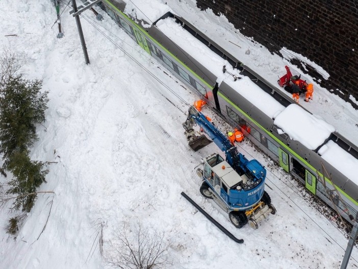 Treno deragliato in Vallese, al via i lavori di recupero del convoglio