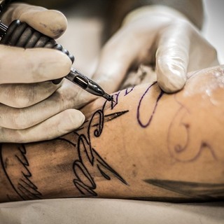 Legge sui tatuatori, divergono le opinioni in Commissiona Sanità