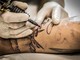 Legge sui tatuatori, divergono le opinioni in Commissiona Sanità