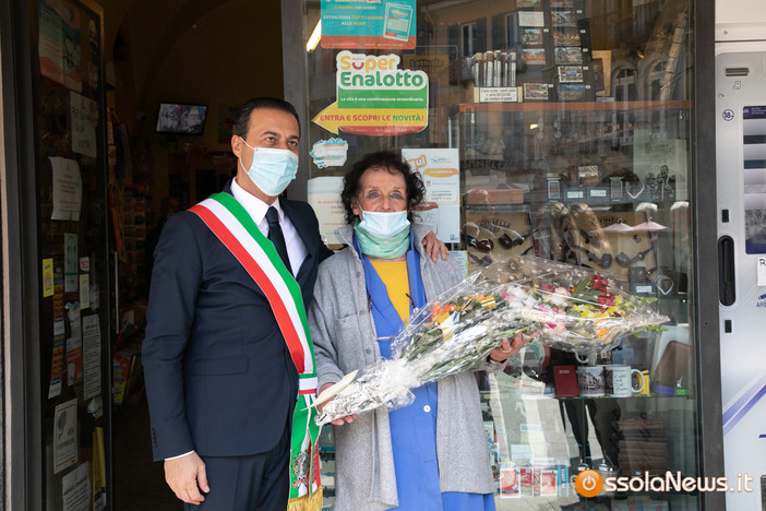 Il sindaco Pizzi dona un mazzo di fiori a Silvana Pironi per i 50 anni di attività