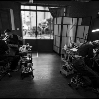 Gli scatti fotografici di Righetti: dal D-Day ai tatuaggi, al borgo di Peccioli