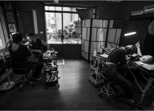 Gli scatti fotografici di Righetti: dal D-Day ai tatuaggi, al borgo di Peccioli