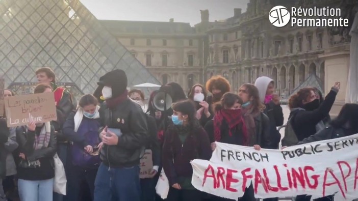 Francia, gli studenti bloccano l'accesso al Louvre