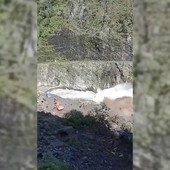Alluvione in Nepal, operai di una diga rischiano di essere travolti dalla furia dell'acqua