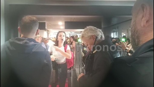 Operai ex Ilva bloccano aeroporto di Genova, le proteste dei passeggeri rimasti a terra