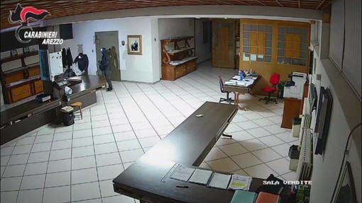 Otto banditi assaltano il caveau di un'azienda orafa, il video del tentato colpo ad Arezzo Otto banditi assaltano il caveau di un'azienda orafa, il video del tentato colpo ad Arezzo