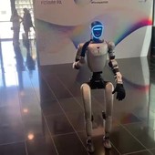 Forum Pa, ecco Ettore: il robot umanoide che fa la guida nei musei Forum Pa, ecco Ettore: il robot umanoide che fa la guida nei musei