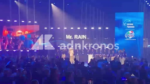 Al congresso Uil sul palco Mr. Rain canta "Supereroi" Al congresso Uil sul palco Mr. Rain canta "Supereroi"