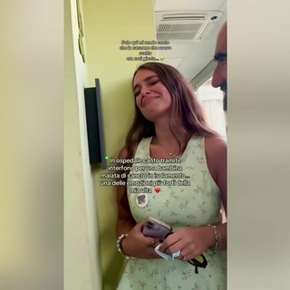 Brano de 'La Sirenetta' per una piccola paziente oncologica in isolamento, l'esibizione dall'interfono è commovente