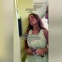 Brano de 'La Sirenetta' per una piccola paziente oncologica in isolamento, l'esibizione dall'interfono è commovente