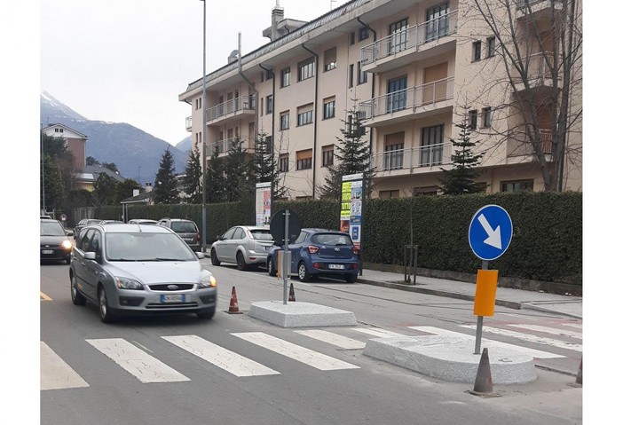 Via Cassino al buio, la protesta dei residenti Via Cassino al buio, la protesta dei residenti