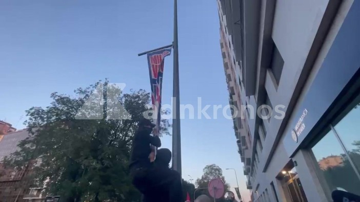 Corteo Milano, manifestanti si arrampicano per strappare cartello della Lega Corteo Milano, manifestanti si arrampicano per strappare cartello della Lega