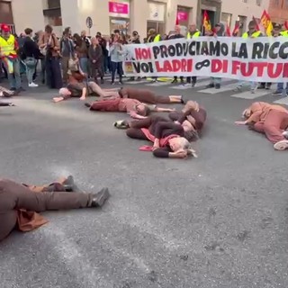 Cortei a Roma, donne 'morte' a terra per raccontare il massacro di Gaza