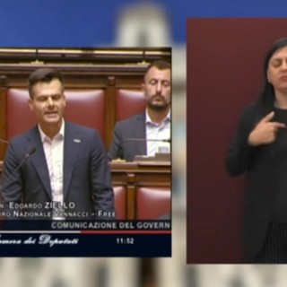 Il vannacciano Ziello alla Camera con un cappio: "Con Safe lo mettete al collo dell'Italia" Il vannacciano Ziello alla Camera con un cappio: "Con Safe lo mettete al collo dell'Italia"